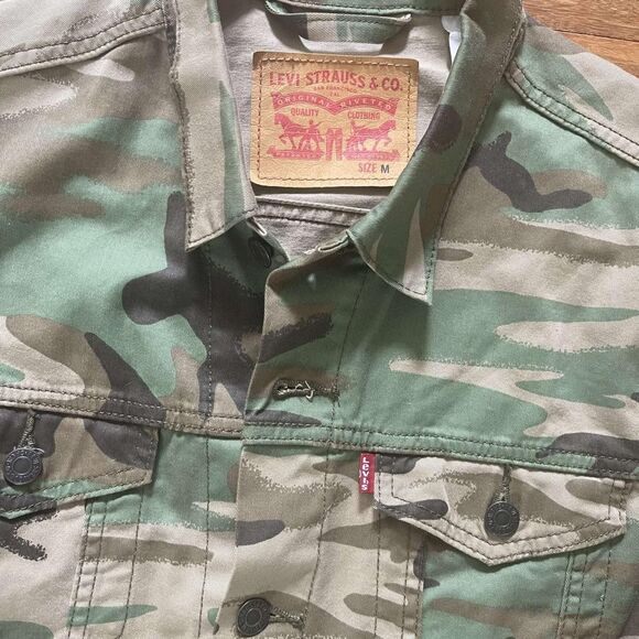 Levi's Women's Camouflage Button Jacket - Picture 3 of 3